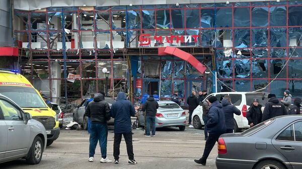 Жители Белгорода несут цветы к поврежденному взрывом торговому центру