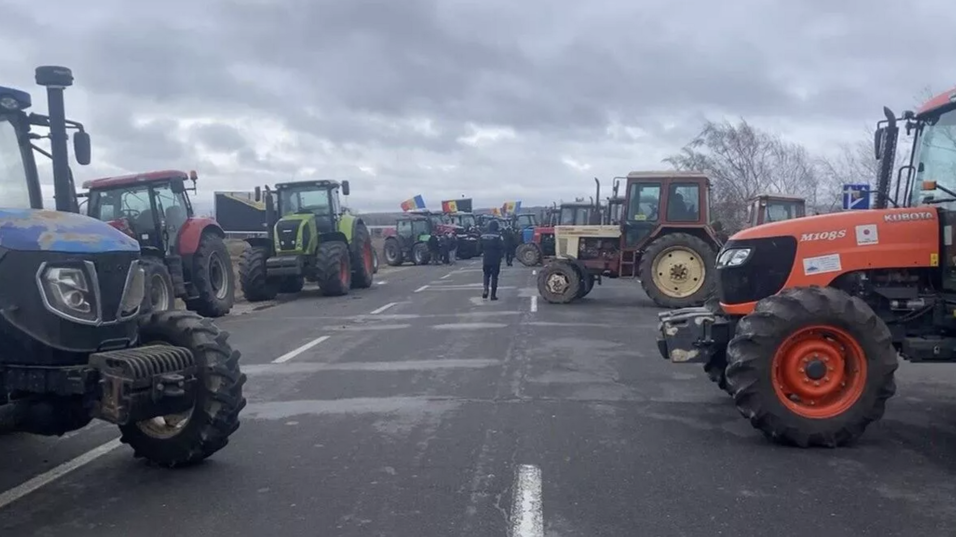 Молдавские фермеры в знак протеста заблокировали подъезд к КПП Леушены0