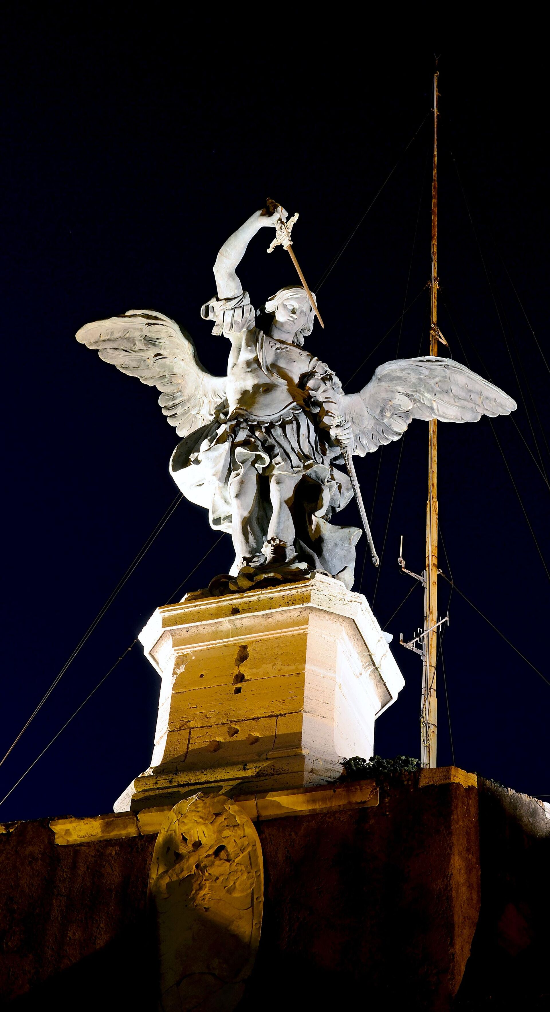 Статуя ангела на крыше замка Святого Ангела в Риме  - РИА Новости, 1920, 15.02.2024