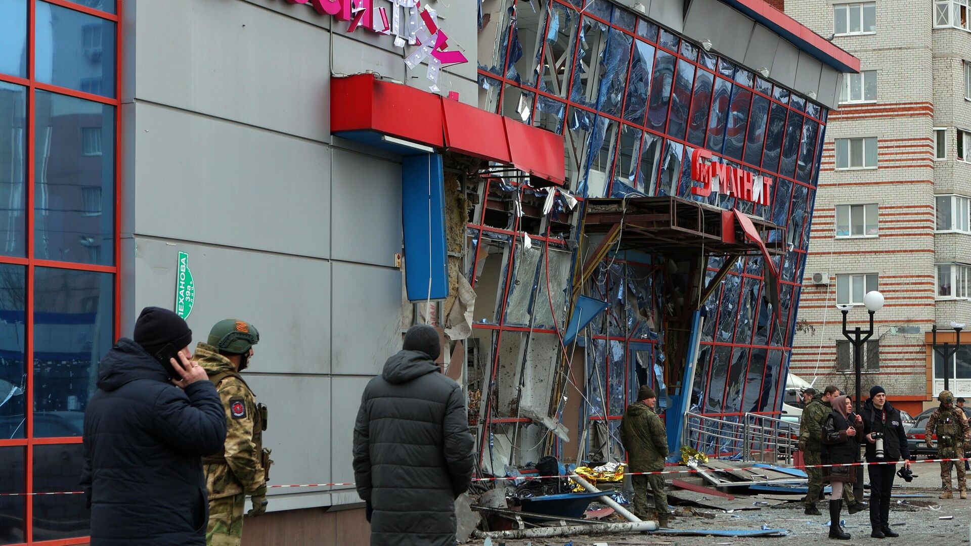 Торговый центр, в котором находятся магазин Магнит и аптека, поврежденный в результате ракетной атаки со стороны ВСУ по Белгороду - РИА Новости, 1920, 15.02.2024