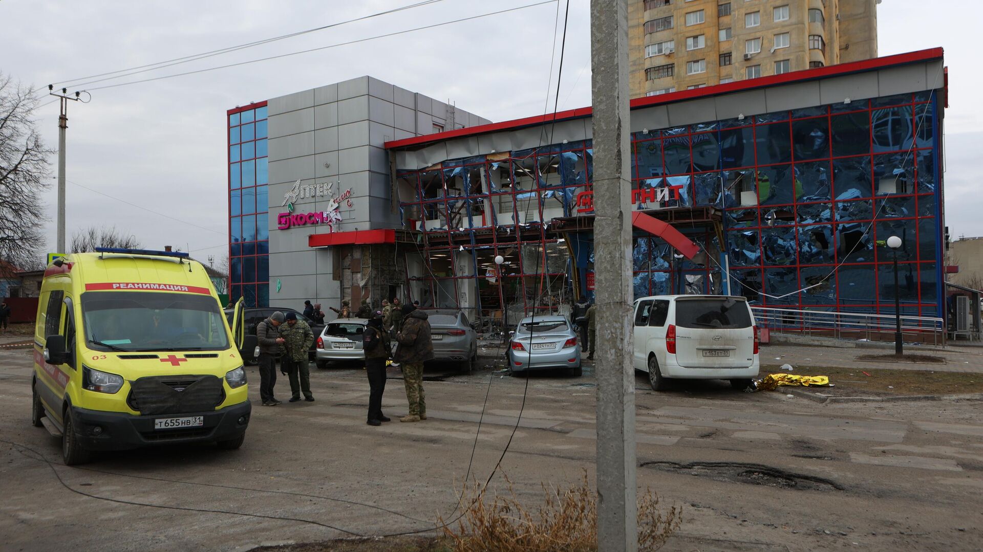 Торговый центр, в котором находятся магазин Магнит и аптека, поврежденный в результате ракетной атаки со стороны ВСУ по Белгороду - РИА Новости, 1920, 15.02.2024