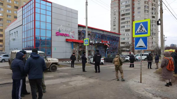 Торговый центр, в котором находятся магазин Магнит и аптека, поврежденный в результате ракетной атаки со стороны ВСУ по Белгороду Торговый центр, в котором находятся магазин Магнит и аптека, поврежденный в результате ракетной атаки со стороны ВСУ по Белгороду