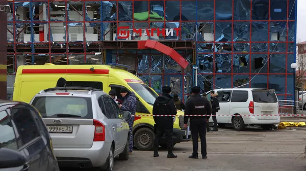 Торговый центр, в котором находятся магазин Магнит и аптека, поврежденный в результате ракетной атаки со стороны ВСУ по Белгороду Торговый центр, в котором находятся магазин Магнит и аптека, поврежденный в результате ракетной атаки со стороны ВСУ по Белгороду