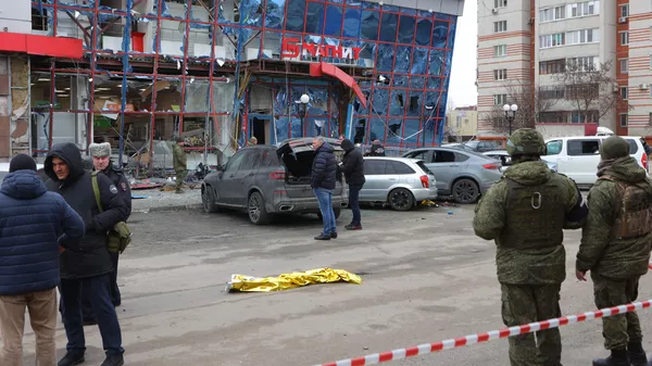 Торговый центр, в котором находятся магазин Магнит и аптека, поврежденный в результате ракетной атаки со стороны ВСУ по Белгороду Торговый центр, в котором находятся магазин Магнит и аптека, поврежденный в результате ракетной атаки со стороны ВСУ по Белгороду