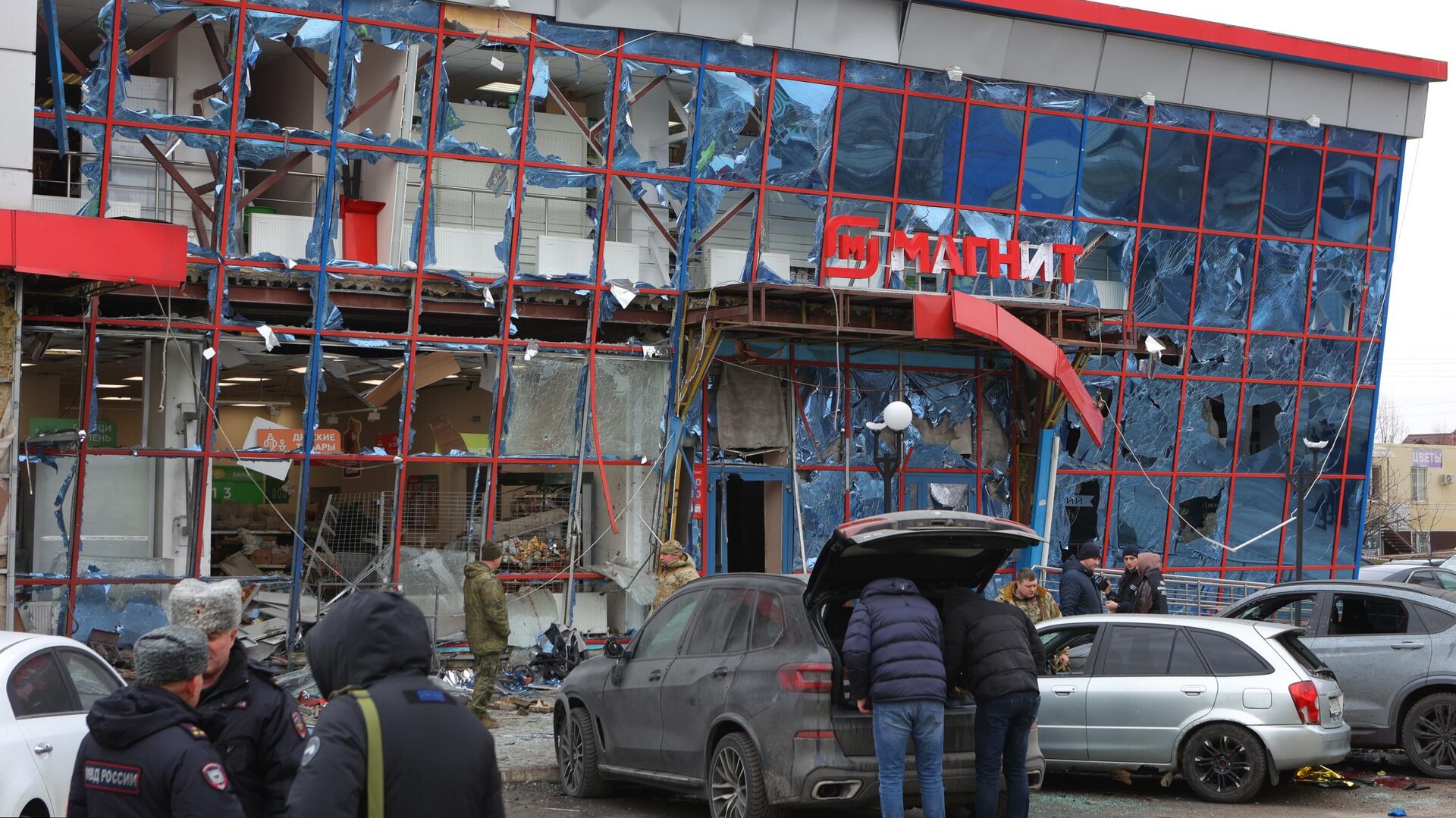 Торговый центр, в котором находятся магазин Магнит и аптека, поврежденный в результате ракетной атаки со стороны ВСУ по Белгороду - РИА Новости, 1920, 19.02.2024