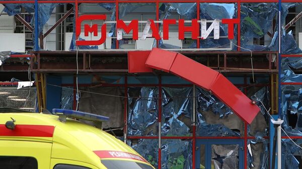 Торговый центр, в котором находятся магазин Магнит и аптека, поврежденные в результате ракетной атаки со стороны ВСУ по Белгороду