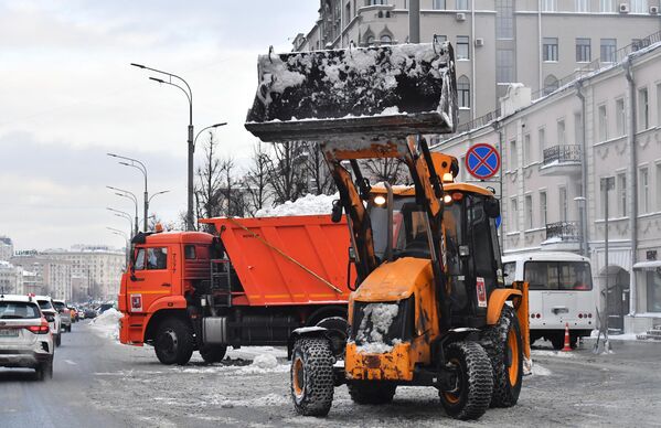Снегоуборочная техника на улице Москвы