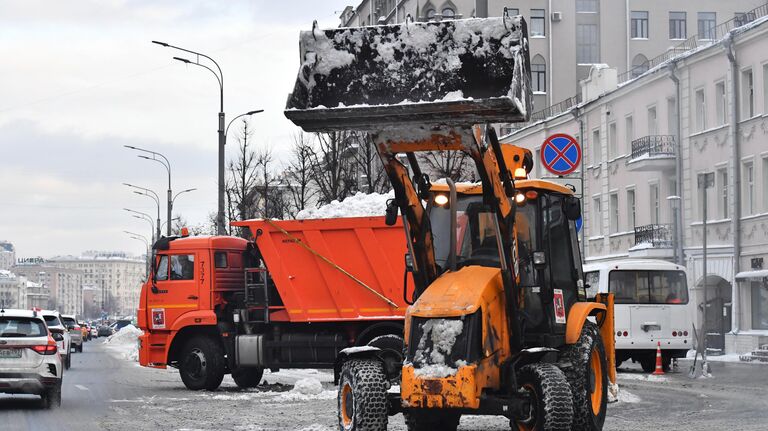 Снегоуборочная техника на улице Москвы