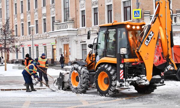 Сотрудники коммунальных служб во время работы на одной из улиц Москвы