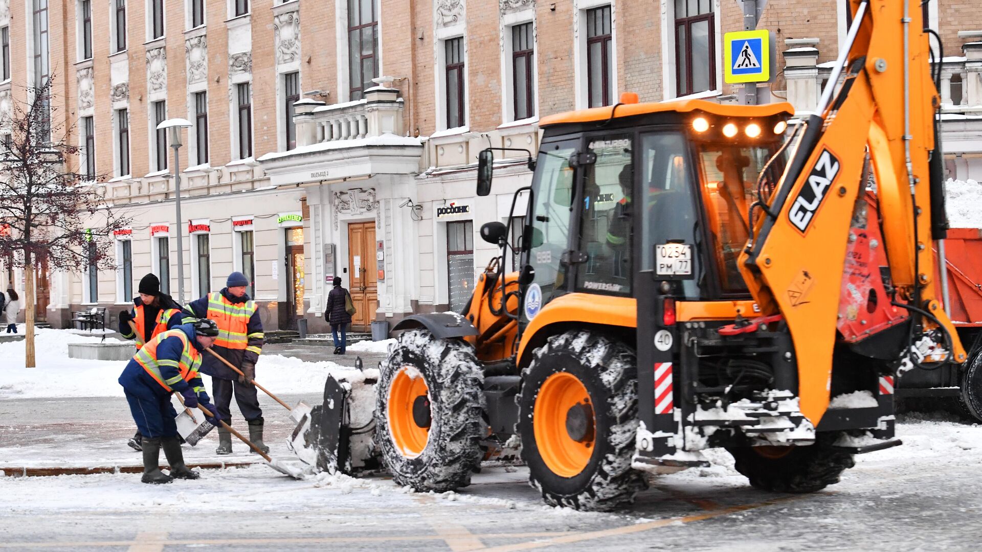 Сотрудники коммунальных служб во время работы на одной из улиц Москвы - РИА Новости, 1920, 21.02.2024