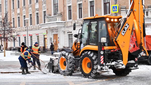Сотрудники коммунальных служб во время работы на одной из улиц Москвы