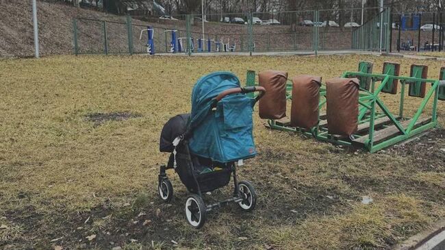 Коляска, в которой в Белгороде при обстреле погиб 4-месячный ребенок