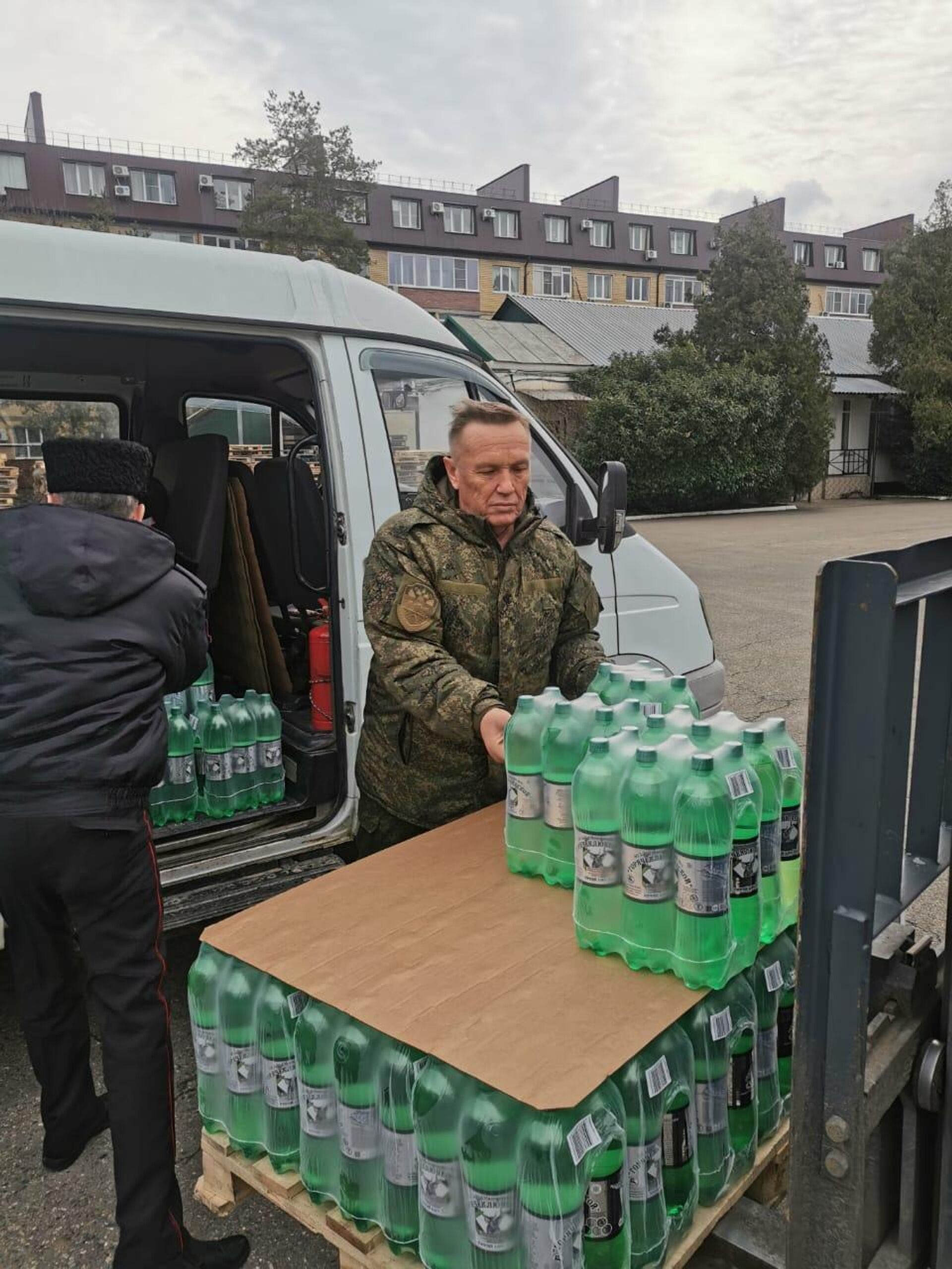 Кубанские казаки из Горячего Ключа отправили в зону СВО 70 тонн местной минеральной воды Кубанские казаки из Горячего Ключа отправили в зону СВО 70 тонн местной минеральной воды - РИА Новости, 1920, 15.02.2024