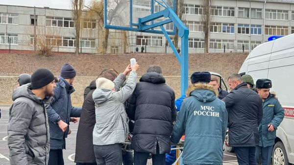 Бригада скорой помощи забирает раненных со школьного стадиона после ракетного удара ВСУ по Белгороду. 15 февраля 2024