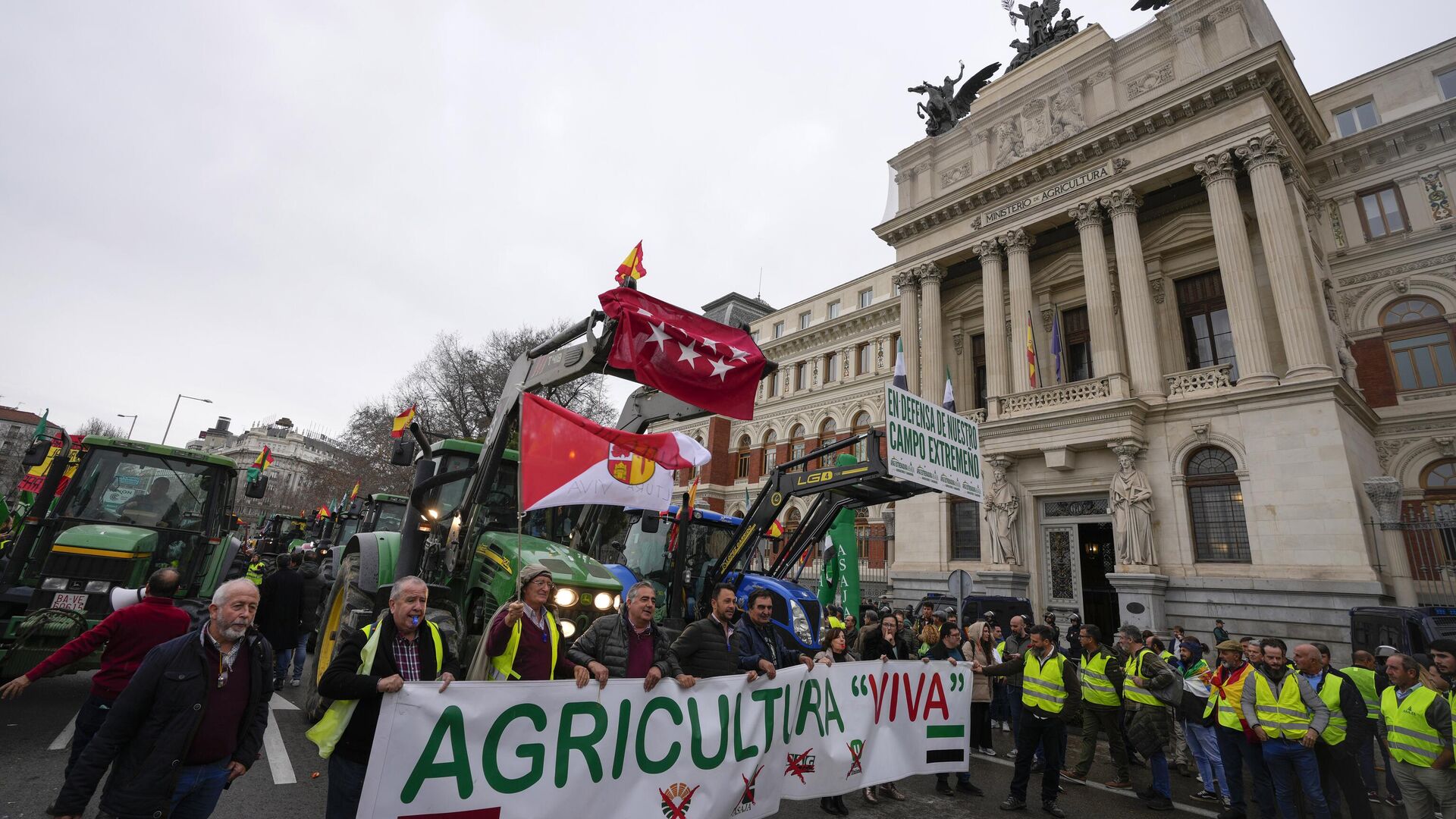 Фермеры перед Министерством сельского хозяйства во время акции протеста в Мадриде. 15 февраля 2024 - РИА Новости, 1920, 15.02.2024