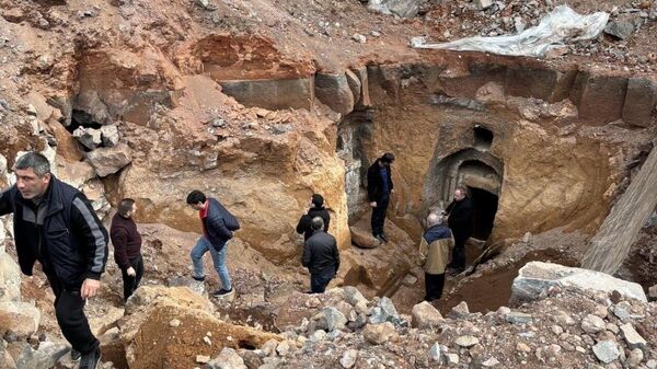 Житель армянского села Оганаван в ходе работ на своем земельном участке случайно обнаружил средневековую гробницу