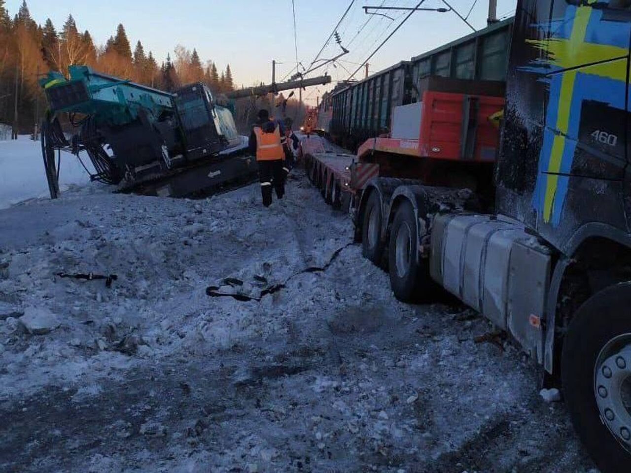 В Пермском крае столкнулись поезд и грузовик, пострадал один человек - РИА  Новости, 15.02.2024