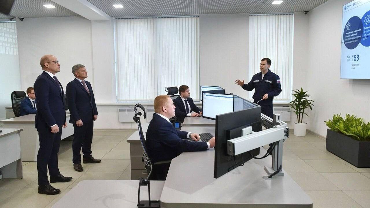 Гендиректор Россети Центр и Россети Центр и Приволжье Игорь Маковский и глава Удмуртии Александр Бречалов дали старт работе центра по управлению электросетями Удмуртэнерго в Ижевске - РИА Новости, 1920, 15.02.2024