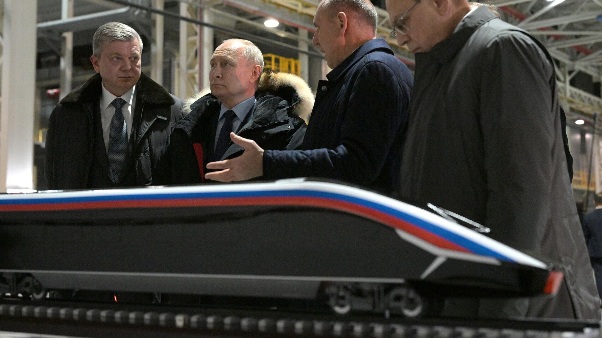 Президент Путин осматривает макет высокоскоростного поезда на заводе Уральские локомотивы - РИА Новости, 1920, 15.02.2024