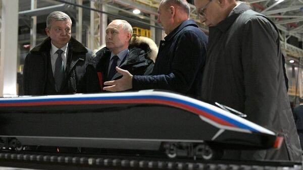 Президент Путин осматривает макет высокоскоростного поезда на заводе Уральские локомотивы