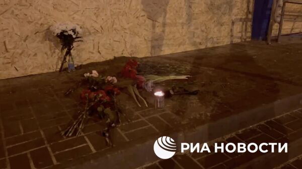 Цветы у стихийного мемориала в память о жертвах теракта ВСУ в Белгороде. Кадр видео