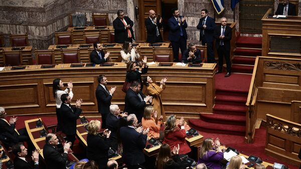 Члены правительства Греции во время голосования в парламенте по однополым бракам в Афинах