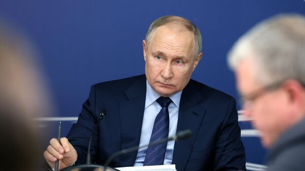 Президент РФ Владимир Путин проводит совещание по вопросу реализации проекта строительства высокоскоростной железнодорожной магистрали Москва - Санкт-Петербург