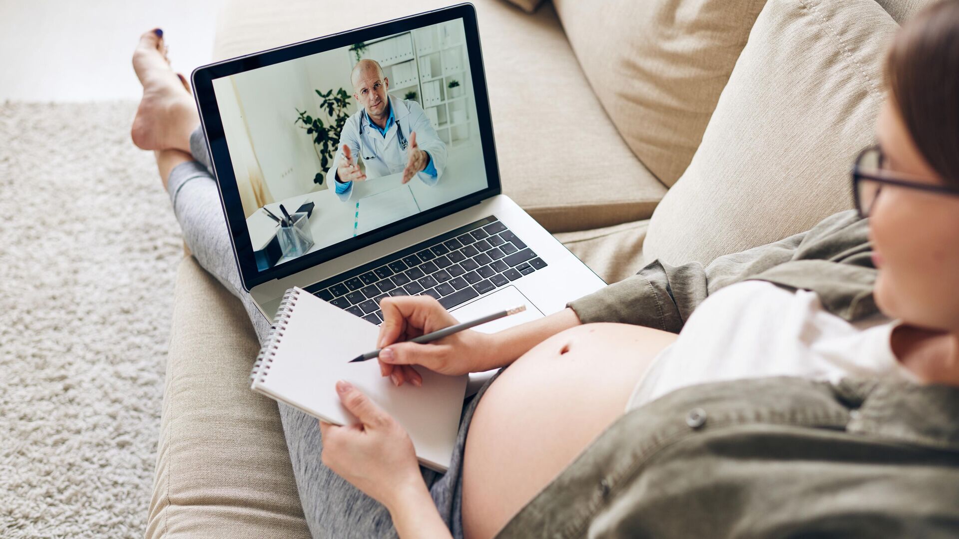 Беременная женщина во время онлайн-консультации с врачом  - РИА Новости, 1920, 07.03.2024