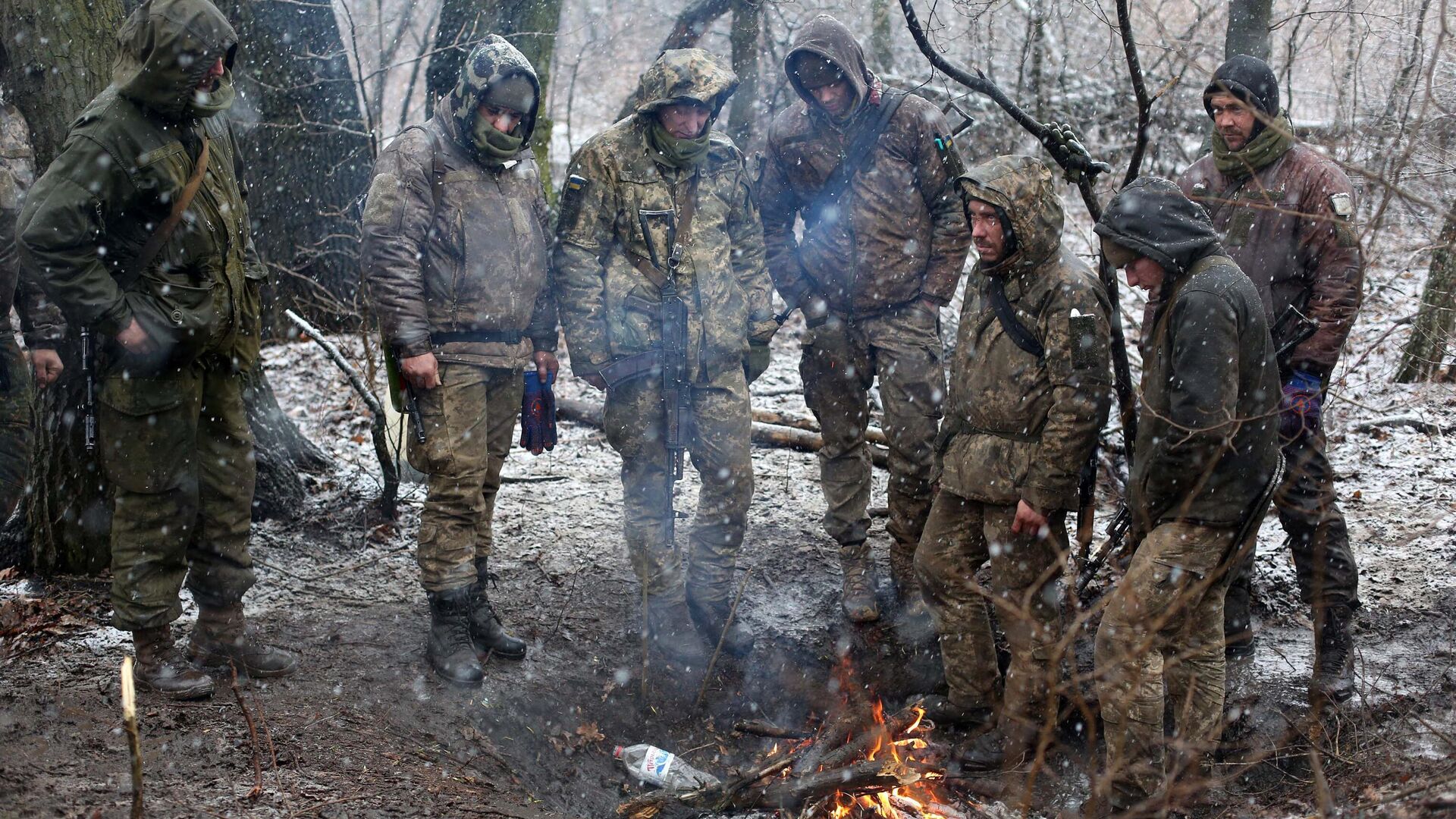 Украинские военнослужащие греются у костра - РИА Новости, 1920, 16.02.2024