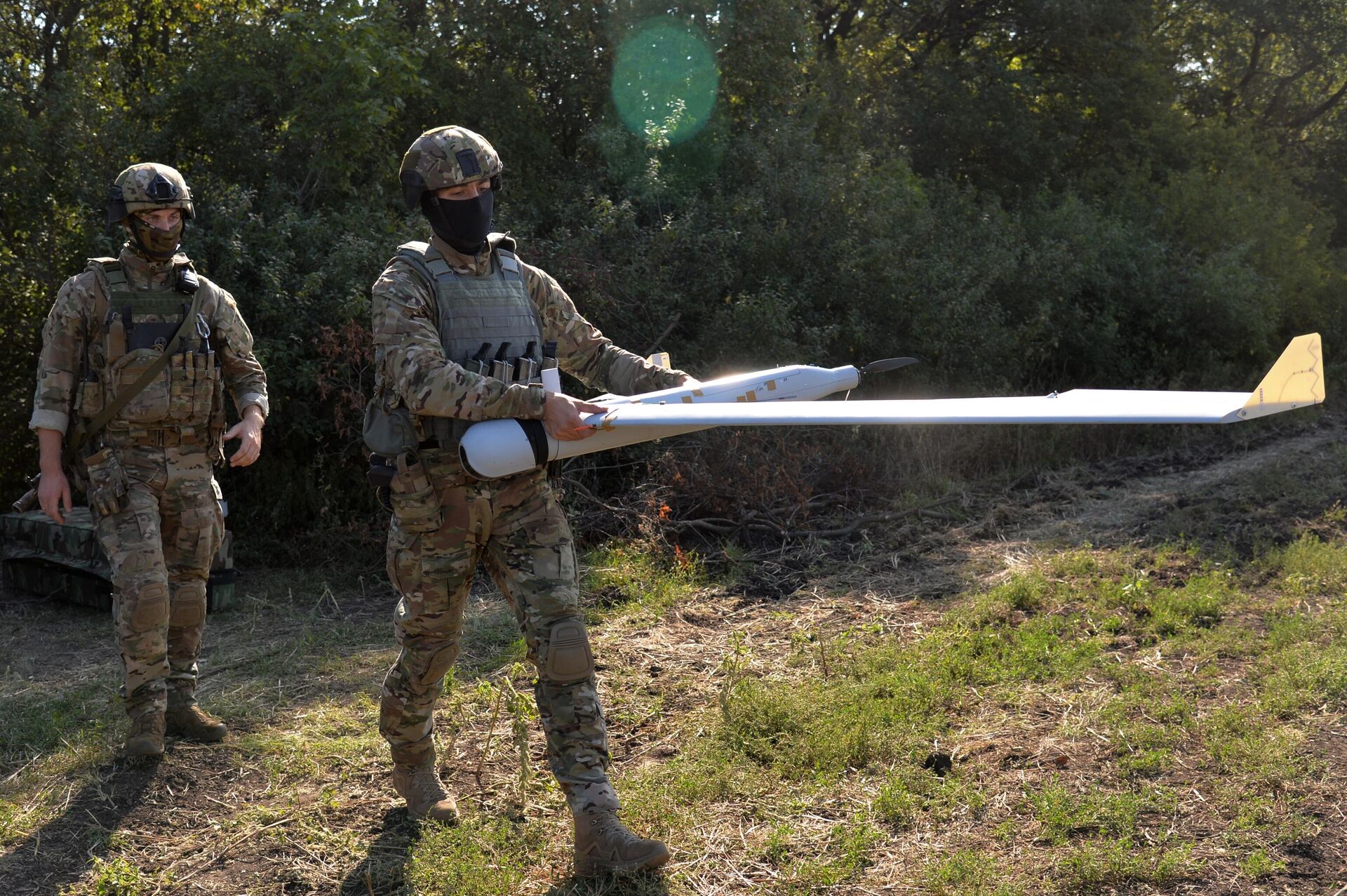 Российские военнослужащие готовят к запуску беспилотник ZALA в ходе проведения специальной военной операции - РИА Новости, 1920, 09.10.2024