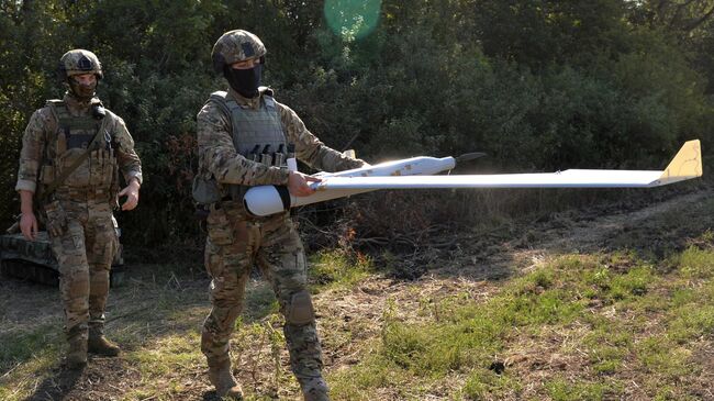 Российские военнослужащие готовят к запуску беспилотник ZALA в ходе проведения специальной военной операции