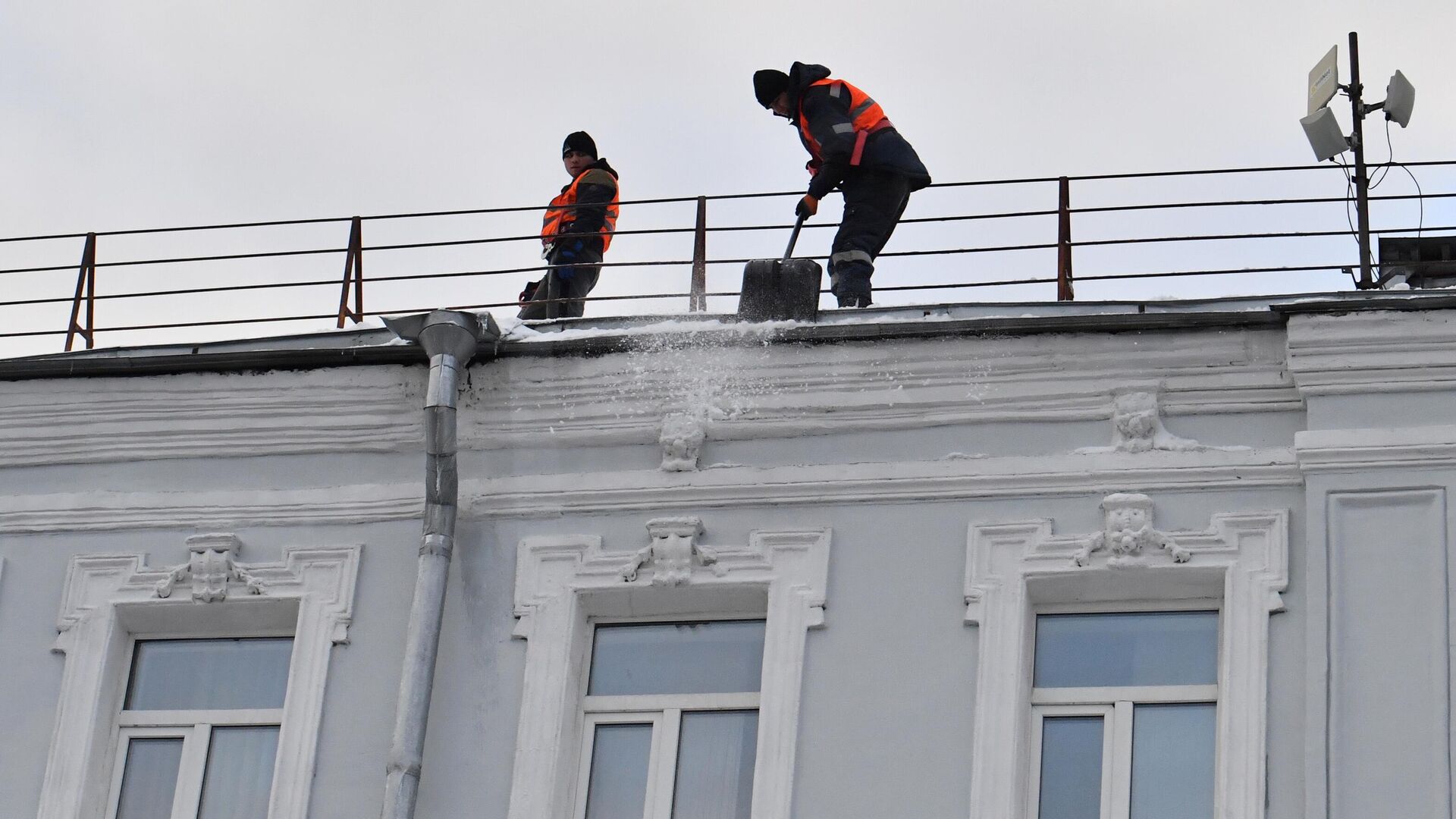 Сотрудники коммунальной службы во время уборки снега с крыши дома в Москв - РИА Новости, 1920, 16.02.2024