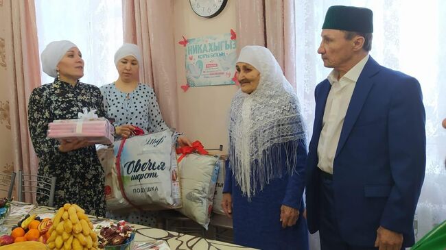 Зугра Тагирова и Халаф Хабирялов во время бракосочетания