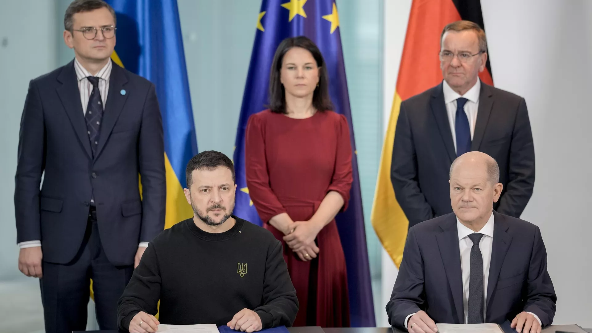 Президент Украины Владимир Зеленский и канцлер Германии Олаф Шольц во время подписания двустороннего соглашения о гарантиях безопасности Президент Украины Владимир Зеленский и канцлер Германии Олаф Шольц во время подписания двустороннего соглашения о гарантиях безопасности - РИА Новости, 1920, 16.02.2024