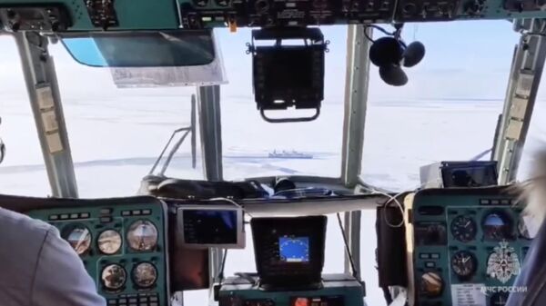 Спасательная операция МЧС России в Охотском море. Кадр видео