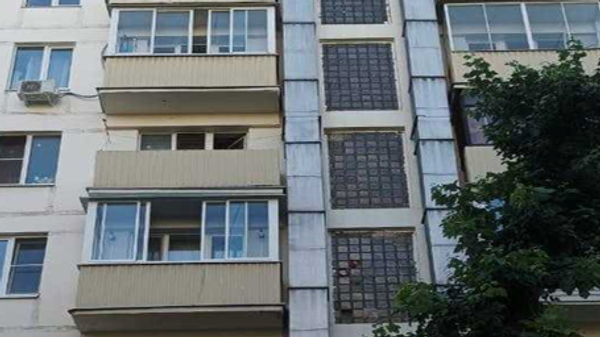 Незаконно установленные вентиляционные короба на фасаде дома в Пресненском районе Москвы