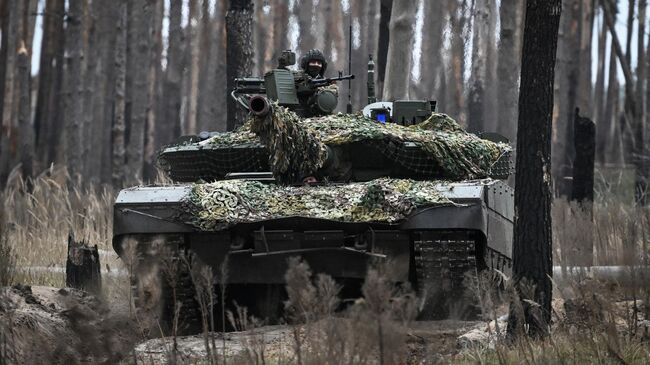 Боевая работа экипажей танков Т-80 в зоне СВО. Архивное фото