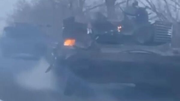 Кадр видео, на котором, как утверждается, поврежденная бронетехника ВСУ выходит из Авдеевки