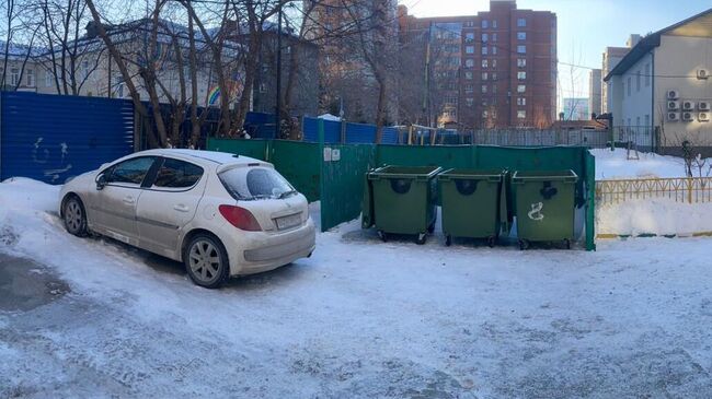 Территория у дома в Железнодорожном районе Новосибирска, где был обнаружен новорожденный