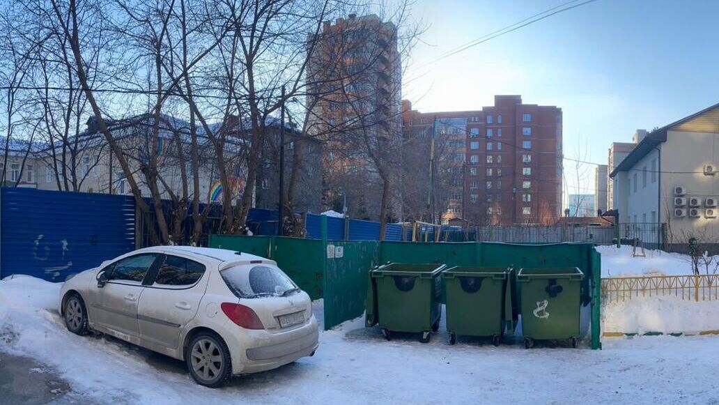 Территория у дома в Железнодорожном районе Новосибирска, где был обнаружен новорожденный - РИА Новости, 1920, 17.02.2024