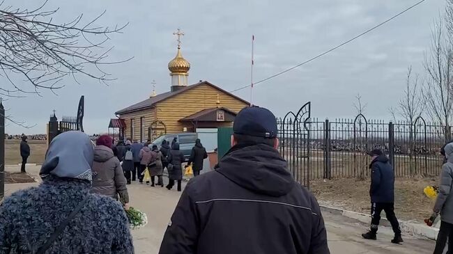 Прощание с годовалой девочкой, погибшей во время обстрела ВСУ