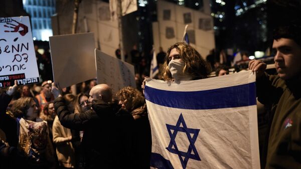 Демонстранты протестуют против премьер-министра Израиля Биньямина Нетаньяху и призывают к новым выборам в Тель-Авиве. 17 февраля 2024