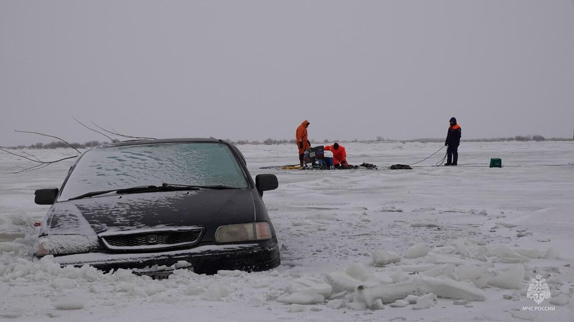 Место происшествия, где рыбаки провалились под лед на автомобиле в Хабаровском крае - РИА Новости, 1920, 18.02.2024