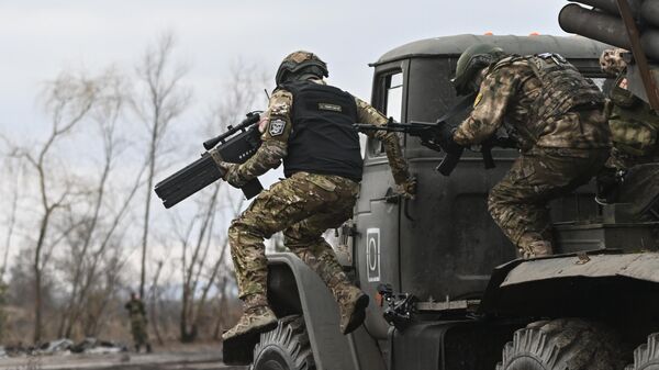 Военнослужащие ВС России на реактивной системе залпового огня БМ-21 Град