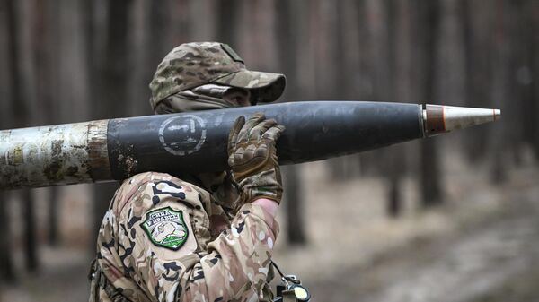 Военнослужащий ВС РФ переносит снаряд для РСЗО БМ-21 Град