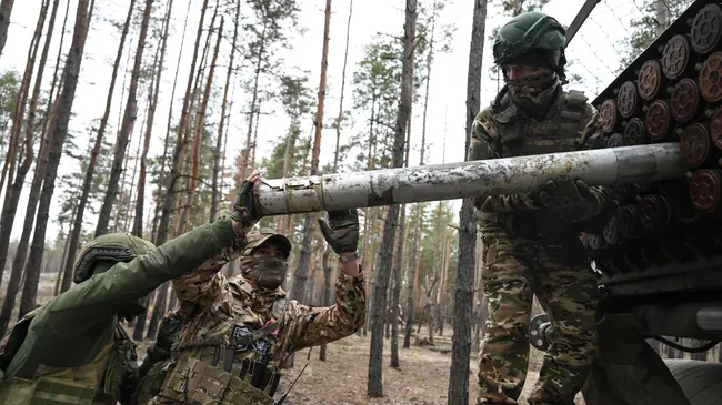 Военнослужащие ВС РФ загружают РСЗО БМ-21 Град
