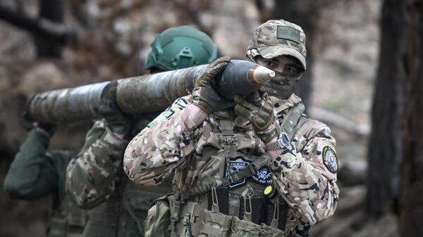 Военнослужащие ВС РФ переносят снаряд для РСЗО БМ-21 Град. Архивное фото