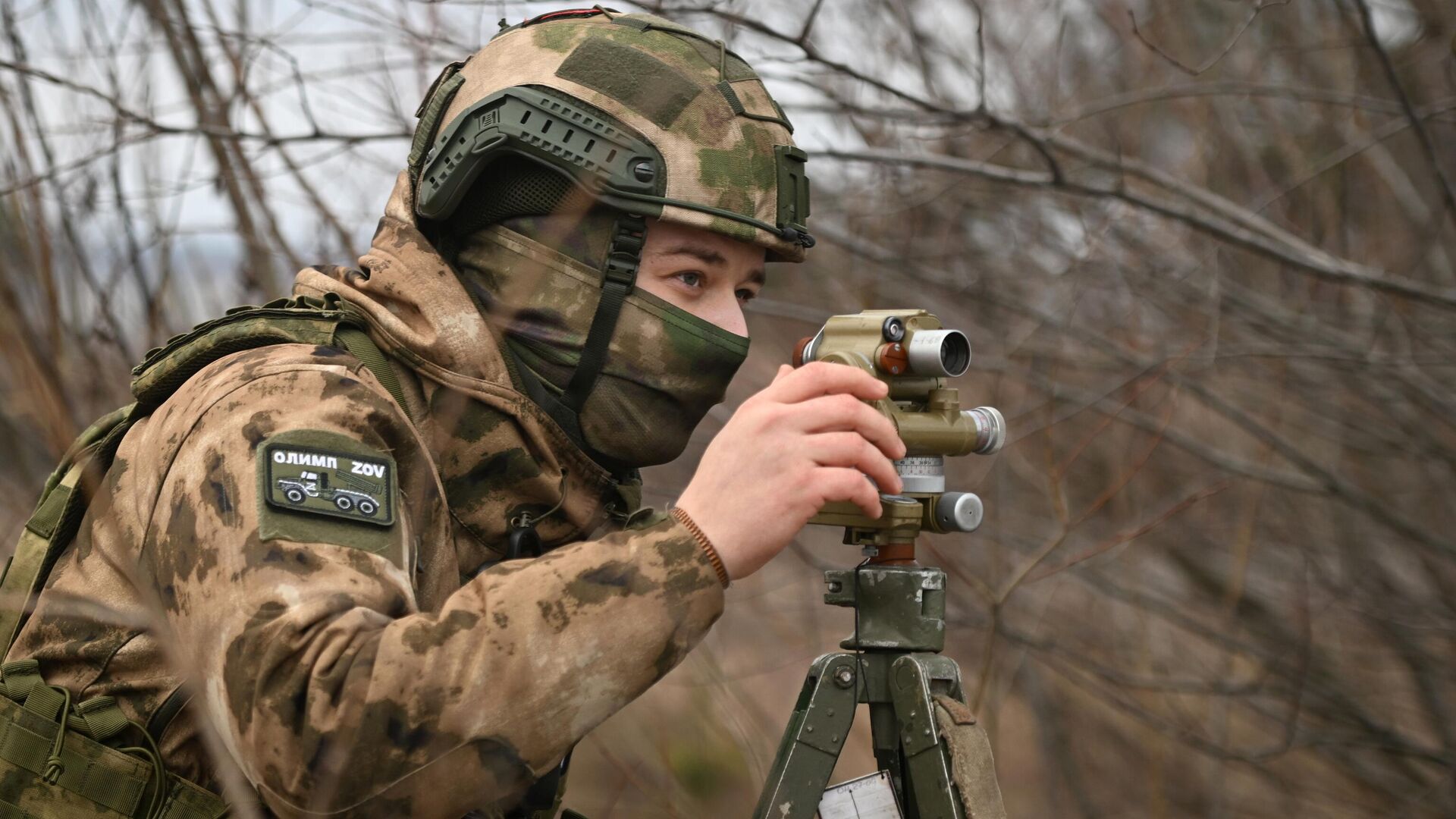 Военнослужащий ВС РФ выполняет ориентацию батареи для ведения огня по позициям ВСУ - РИА Новости, 1920, 14.07.2024