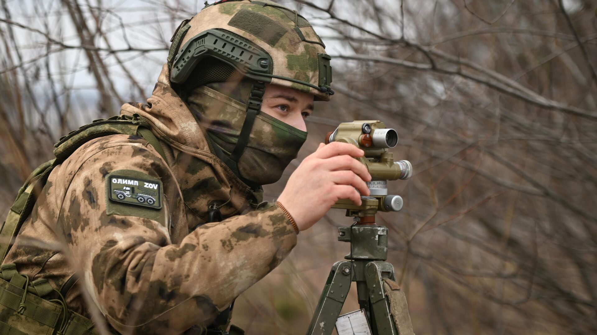 Военнослужащий ВС РФ выполняет ориентацию батареи для ведения огня по позициям ВСУ - РИА Новости, 1920, 12.03.2024