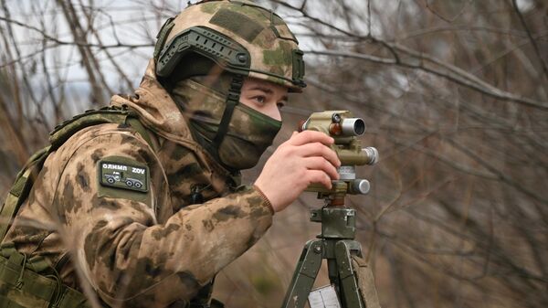 Военнослужащий ВС РФ выполняет ориентацию батареи для ведения огня по позициям ВСУ. Архивное фото